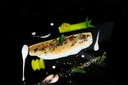 Filet d’omble poché au court bouillon de chasselas, cannelon de poireaux et pommes de terre ratte, mille-feuilles de rave confite au sherry et au «Tio Pepe» et chips de betterave jaune