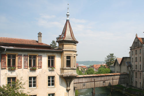 Petit donjon surplombant le pont du Moulinet